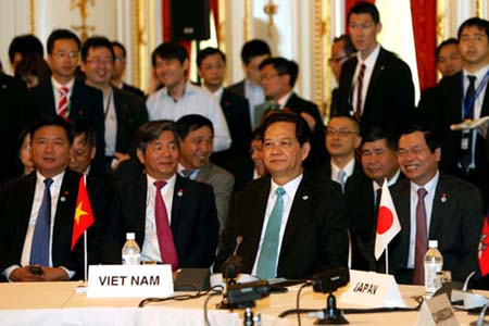 Thủ tướng Nguyễn Tấn Dũng và Đoàn Việt Nam dự Hội nghị.